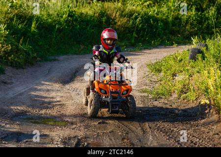 Fille à vélo électrique quad Banque D'Images