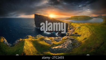 L'île de Vagar et Traelanipa, falaises, îles Féroé, Danemark, Europe, Atlantique Banque D'Images