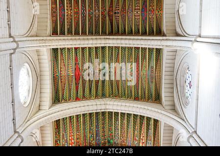 Le plafond coloré de l'almudena, cathédrale de Madrid, Espagne Banque D'Images