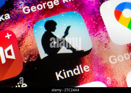 OSTRAVA, RÉPUBLIQUE TCHÈQUE - 2 AOÛT 2023 : icône de l'application de lecture de livres électroniques Amazon Kindle sur smartphone iOS Banque D'Images