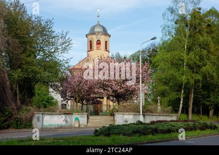 HAVIROV, RÉPUBLIQUE TCHÈQUE - 4 MAI 2023 : Kostel sv. Anny église Sainte Anne à Havirov au printemps avec des cerisiers en fleurs Banque D'Images