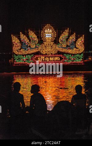 Le flotteur illuminé projette sa réflexion sur la rivière Tonle SAP lors du Festival cambodgien de l'eau, Phnom Penh, Cambodge. © Kraig Lieb Banque D'Images