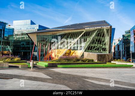 Grand Canal Square, avec pavage en verre de résine rouge et bâtons lumineux rouges, dans la zone Southside, Docklands de Dublin, Irlande. Banque D'Images