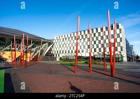 Grand Canal Square, avec pavage en verre de résine rouge et bâtons lumineux rouges, dans la zone Southside, Docklands de Dublin, Irlande. Banque D'Images