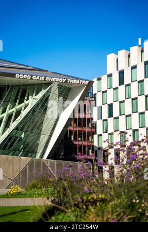 Détail du bord gais Energy Theatre et du Marker Hotel à Grand Canal Square, dans le quartier Southside, Docklands de Dublin, Irlande. Banque D'Images