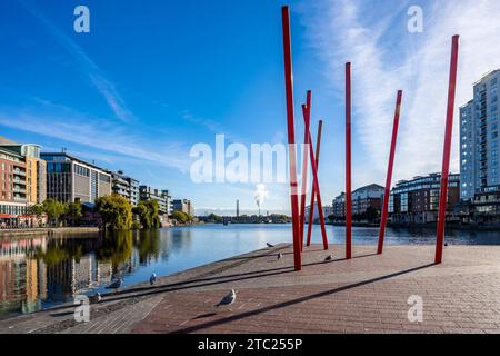 Grand Canal Square, avec pavage en verre de résine rouge et bâtons lumineux rouges, dans la zone Southside, Docklands de Dublin, Irlande. Banque D'Images