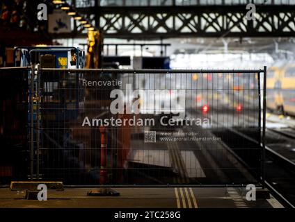 AMSTERDAM - cordon sur les quais 1 et 2a à la gare centrale d'Amsterdam. Les quais sont fermés pendant sept mois afin de rénover le tunnel passager ouest. ANP KOEN VAN WEEL netherlands Out - belgique Out Banque D'Images