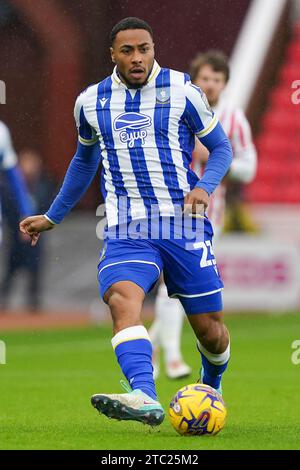 Stoke on Trent, Royaume-Uni. 09 décembre 2023. Le défenseur de Sheffield Wednesday Akin Famewo (23) lors du match du championnat EFL de Stoke City FC contre Sheffield Wednesday FC SKY BET au Bet365 Stadium, Stoke-on-Trent, Angleterre, Royaume-Uni le 9 décembre 2023 Credit : Every second Media/Alamy Live News Banque D'Images