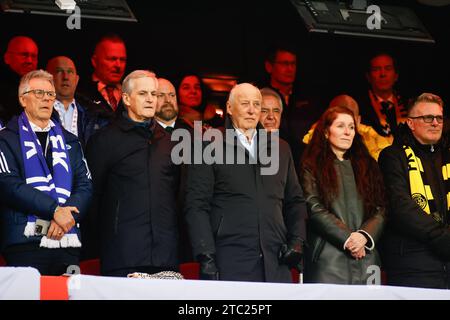 Oslo, Norvège, 9 décembre 2023. Le président de Molde FK ODD Ivar Moen, le Premier ministre norvégien Jonas Gahr Støre, le roi Harald de Norvège, la présidente de la NFF Lise Klaveness et le maire de Bodø ODD Emil Ingebrigtsen avant la finale de la coupe de Norvège entre Bodø/Glimt et Molde au stade Ullevål à Oslo. Crédit : Frode Arnesen/Alamy Live News Banque D'Images