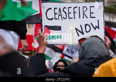 Une manifestation pacifique à Cardiff, pays de Galles, par des manifestants pro-palestiniens en relation avec le conflit en cours entre Israël et le Hamas Banque D'Images