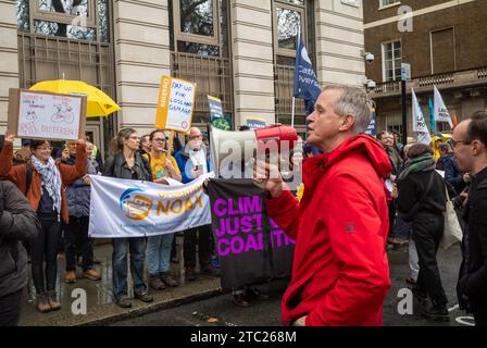 Londres, Royaume-Uni. 9 décembre 2023 : des militants de la Coalition pour la justice climatique manifestent devant le siège de BP à Londres lors de la '#NowWeRise – Journée d'action pour la justice climatique' qui coïncide avec la conférence des Nations Unies sur le changement climatique COP28. Crédit : Andy Soloman/Alamy Live News Banque D'Images
