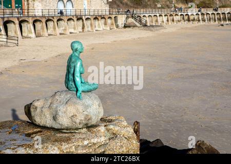 La sculpture de sirène sur la plage de sable ensoleillée de Folkestone Banque D'Images