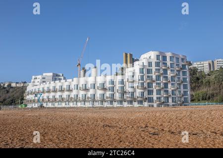 Le développement Shoreline presque terminé sur la plage Folkestone Banque D'Images