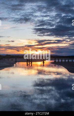 Lever de soleil d'hiver sur Rver Lossie et East Beach. Lossiemouth, Morayshire, Écosse Banque D'Images