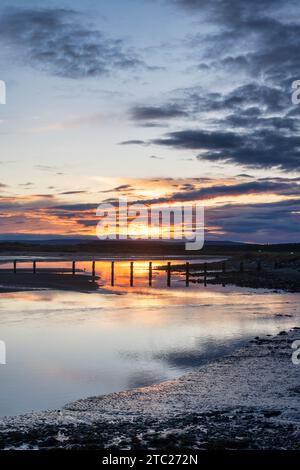 Lever de soleil d'hiver sur Rver Lossie et East Beach. Lossiemouth, Morayshire, Écosse Banque D'Images