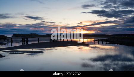 Lever de soleil d'hiver sur Rver Lossie et East Beach. Lossiemouth, Morayshire, Écosse Banque D'Images