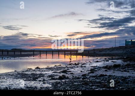 Lever de soleil d'hiver sur Rver Lossie et East Beach. Lossiemouth, Morayshire, Écosse Banque D'Images