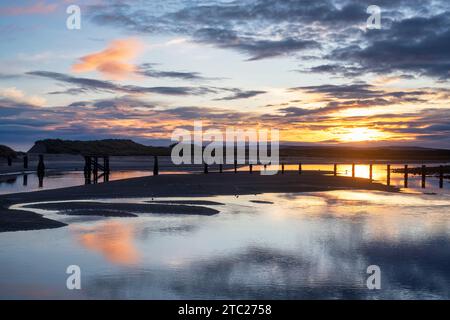 Lever de soleil d'hiver sur Rver Lossie et East Beach. Lossiemouth, Morayshire, Écosse Banque D'Images