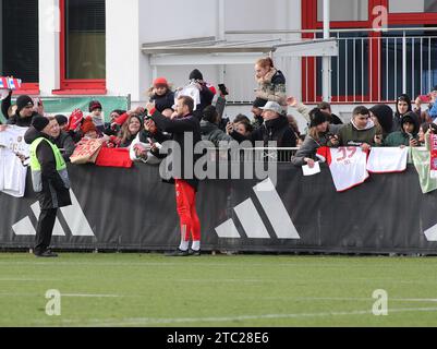 München, Deutschland 10. Décembre 2023 : Fussball, Herren, saison 2023/2024, FC Bayern München, Säbener Strasse, Trainingsgelände, entraînement Harry Kane (FC Bayern München) macht selfies mit fans Banque D'Images