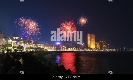 Ciel illuminé de la ville avec feux d'artifice éclatants au-dessus de l'eau Banque D'Images