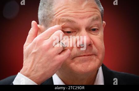 Berlin, Allemagne. 10 décembre 2023. Le chancelier fédéral OLAF Scholz (SPD) siège à la conférence régulière du parti fédéral du SPD au centre des expositions de Berlin. La chancelière Scholz (SPD), le vice-chancelier Habeck (Verts) et le ministre des Finances Lindner (FDP) se battent depuis des jours pour trouver comment combler un trou de 17 milliards d'euros dans le budget 2024. Les négociations devraient se poursuivre ce soir. Crédit : Bernd von Jutrczenka/dpa/Alamy Live News Banque D'Images