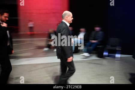 Berlin, Allemagne. 10 décembre 2023. Le chancelier fédéral OLAF Scholz (SPD) quitte la conférence régulière du parti fédéral du SPD au centre des expositions de Berlin. La chancelière Scholz (SPD), le vice-chancelier Habeck (Verts) et le ministre des Finances Lindner (FDP) se battent depuis des jours pour trouver comment combler un trou de 17 milliards d'euros dans le budget 2024. Les négociations devraient se poursuivre ce soir. Crédit : Bernd von Jutrczenka/dpa/Alamy Live News Banque D'Images