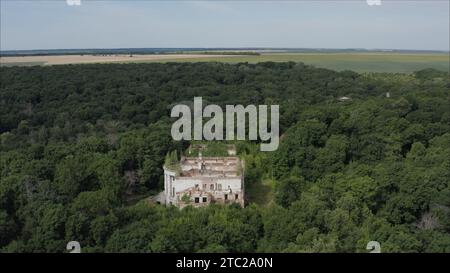 Détruit le domaine de Golitsyn. Les ruines du 18e siècle. Les vieux bâtiments sont des ruines. Domaine abandonné de Golitsyn dans le district de Tamalin Banque D'Images