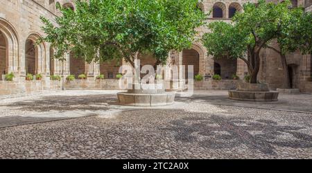 Alcantara, Espagne - 6 octobre 2022 : Cloître gothique du couvent de San Benito de Alcantara, Caceres, Espagne. Cour Banque D'Images