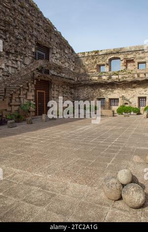 Alcantara, Espagne - 6 octobre 2022 : Cloître gothique du couvent de San Benito de Alcantara, Caceres, Espagne. Ancien réfectoire Banque D'Images