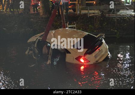 DELFT - Une voiture est remorquée hors de l'eau après être tombée dedans pour des raisons inconnues. Deux corps ont été retrouvés dans l'eau près du site de l'accident mortel qui a fait un mort et un autre grièvement blessé. ANP SPA MEDIA netherlands Out - belgique Out Banque D'Images