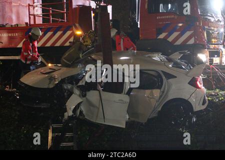 DELFT - Une voiture a été soulevée hors de l'eau après être tombée dedans pour des raisons inconnues. Deux corps ont été retrouvés dans l'eau près du site de l'accident mortel qui a fait un mort et un autre grièvement blessé. ANP SPA MEDIA netherlands Out - belgique Out Banque D'Images