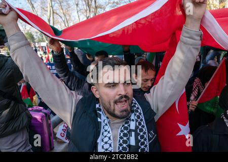 Fatih, Istanbul, Turquie. 10 décembre 2023. Les pro-palestiniens crient des slogans alors qu'ils marchent de la place Beyazit à la Grande Mosquée Hagia Sofia à Istanbul le DecemberÂ 10,Â 2023. (Image de crédit : © Tolga Uluturk/ZUMA Press Wire) USAGE ÉDITORIAL SEULEMENT! Non destiné à UN USAGE commercial ! Crédit : ZUMA Press, Inc./Alamy Live News Banque D'Images