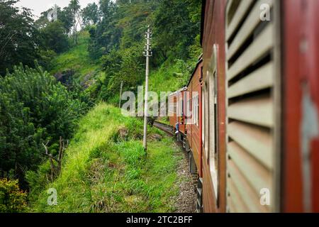 La gare principale de Colombo fort du Sri Lanka à la gare de Badulla traverse une forêt dense. Banque D'Images