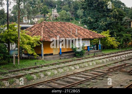 Construit en 1867 à la vieille gare de Peradeniya au Sri Lanka, ce train est toujours exposé au public. Banque D'Images