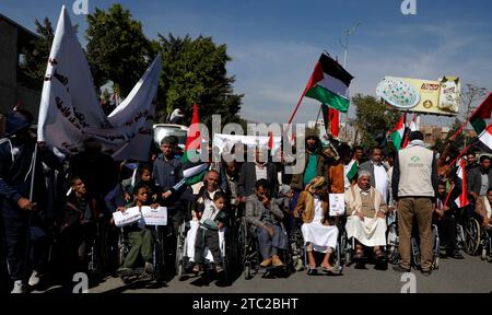 SANAA, Sanaa, Yémen. 8 décembre 2023. Des personnes handicapées se rassemblent devant le bureau des Nations Unies à sanaa pour soutenir les Palestiniens, dans le cadre du conflit en cours entre Israël et le groupe islamiste palestinien Hamas. (Image de crédit : © Osamah Yahya/ZUMA Press Wire) USAGE ÉDITORIAL SEULEMENT! Non destiné à UN USAGE commercial ! Banque D'Images