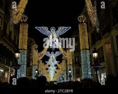 Málaga, Espagne - 8 décembre 2023 : lumières de Noël sur la rue Larios. Banque D'Images