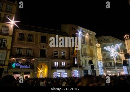 Málaga, Espagne - 8 décembre 2023 : bâtiments de la Plaza de la Constitución avec des lumières chritmas et un texte en espagnol qui dit Joyeux Noël. Banque D'Images