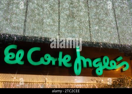 Logo El Corte Inglés décoré de lumières de noël. Banque D'Images