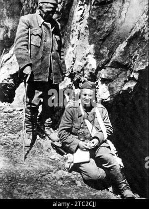 JOSIP BROZ TITO (1892-1980) révolutionnaire communiste yougoslave assis) avec Ivan Ribar le 13 juin 1943 quelques jours avant la fin de la bataille de Sutjeska, la dernière offensive allemande majeure contre les partisans. Banque D'Images