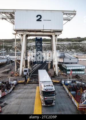 PORT DE DOUVRES KENT - CHARGEMENT ET DÉPART DES CAMIONS FERRY - TRAFIC FERRIES - TERMINAL DFDS DOUVRES © PHOTOGRAPHIE : F.BEAUMONT Banque D'Images