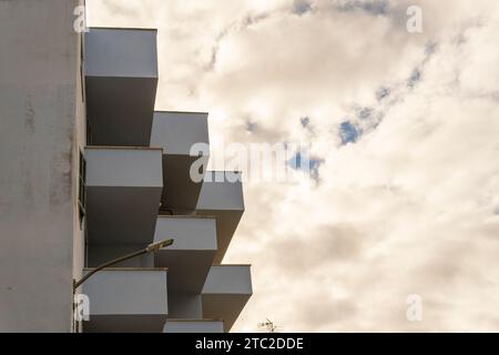Bâtiment touristique géométrique blanc dans un état d'abandon au lever du soleil par une journée ensoleillée d'hiver. Île de Majorque, Espagne Banque D'Images
