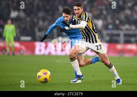 Andrea Cambiaso (Juventus), Khvicha Kvaratskhelia (SSC Napoli) lors du match de Serie A entre la Juventus FC et la SSC Napoli au stade Allianz Banque D'Images