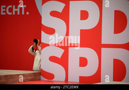 Berlin, Allemagne. 10 décembre 2023. Un photographe SPD se tient dans les coulisses de la conférence nationale régulière du SPD au centre des expositions de Berlin. Du 8 au 10 décembre 2023, les délégués veulent adopter, entre autres, une motion clé sur la modernisation de l’Allemagne, avec laquelle le SPD veut se positionner pour les prochaines élections fédérales de 2025. Crédit : Bernd von Jutrczenka/dpa/Alamy Live News Banque D'Images