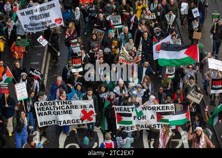Londres, Royaume-Uni. 9 décembre 2023. Des travailleurs de la santé participent à une Marche nationale pour la Palestine pour appeler à un cessez-le-feu permanent à Gaza. La marche, de la ville de Londres à Westminster, était organisée par Palestine Solidarity Campaign, Stop the War Coalition, Friends of Al-Aqsa, Muslim Association of Britain, Palestinian Forum in Britain et CND. Crédit : Mark Kerrison/Alamy Live News Banque D'Images