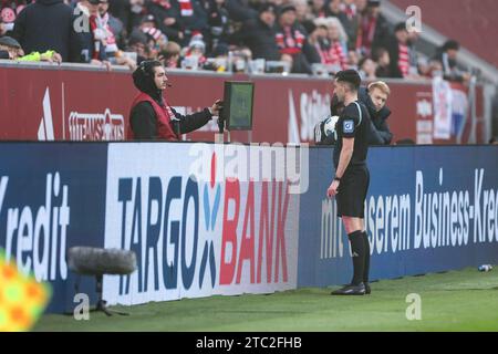 10.12.2023, Fussball, saison 2023/2024, 2. Bundesliga, 16. Spieltag, Fortuna Düsseldorf - Holstein Kiel, Schiedsrichter Florian Badstübner, Foto : Dennis Ewert/RHR-FOTO Banque D'Images