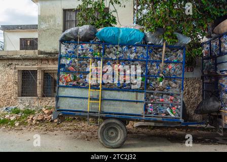 Valladolid, Yucatan, Mexique, Un camion avec des bouteilles en plastique comprimé, éditorial seulement. Banque D'Images