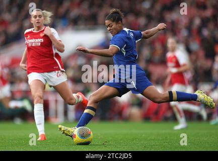 Alessia Russo d'Arsenal (à gauche) et Jess carter de Chelsea se battent pour le ballon lors du match de Super League féminine de Barclays à l'Emirates Stadium de Londres. Date de la photo : dimanche 10 décembre 2023. Banque D'Images