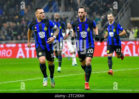 Milan, Italie. 09 décembre 2023. Hakan Calhanoglu (20) de l'Inter marque 1-0 sur un penalty et célèbre avec Lautaro Martinez (10) lors du match Serie A entre l'Inter et l'Udinese à Giuseppe Meazza à Milan. (Crédit photo : Gonzales photo/Alamy Live News Banque D'Images