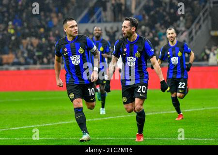 Milan, Italie. 09 décembre 2023. Hakan Calhanoglu (20) de l'Inter marque 1-0 sur un penalty et célèbre avec Lautaro Martinez (10) lors du match Serie A entre l'Inter et l'Udinese à Giuseppe Meazza à Milan. (Crédit photo : Gonzales photo/Alamy Live News Banque D'Images