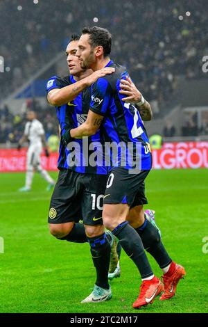 Milan, Italie. 09 décembre 2023. Hakan Calhanoglu (20) de l'Inter marque 1-0 sur un penalty et célèbre avec Lautaro Martinez (10) lors du match Serie A entre l'Inter et l'Udinese à Giuseppe Meazza à Milan. (Crédit photo : Gonzales photo/Alamy Live News Banque D'Images